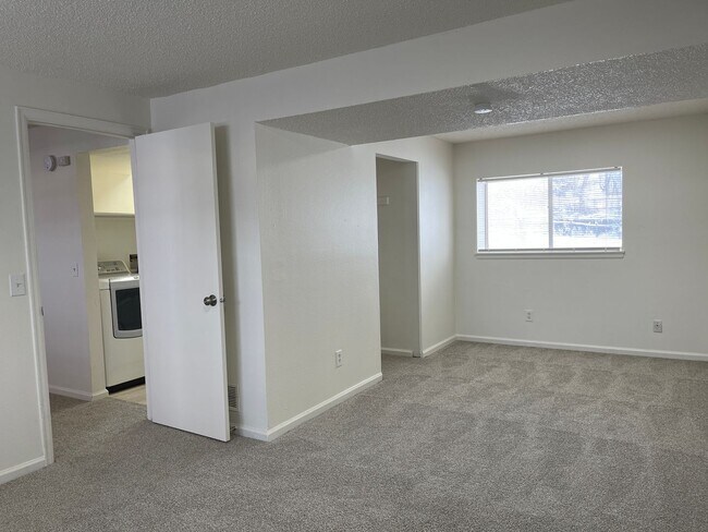 Building Photo - 3 bed 2 bath home on HUGE LOT!