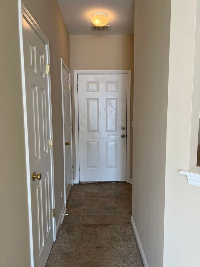 Building Photo - Newly Updated Townhome in Olde Town Village, Bluffton