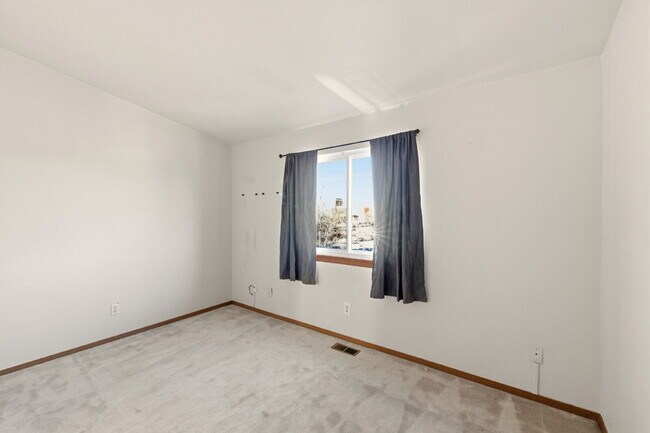 Building Photo - Open Concept Two Bed Two Bath Townhouse!