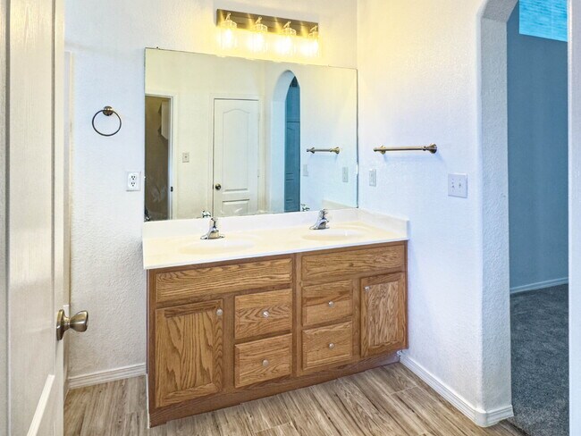 Building Photo - Nice, 1 Level, 4 Bedroom Home in Northern Meadows