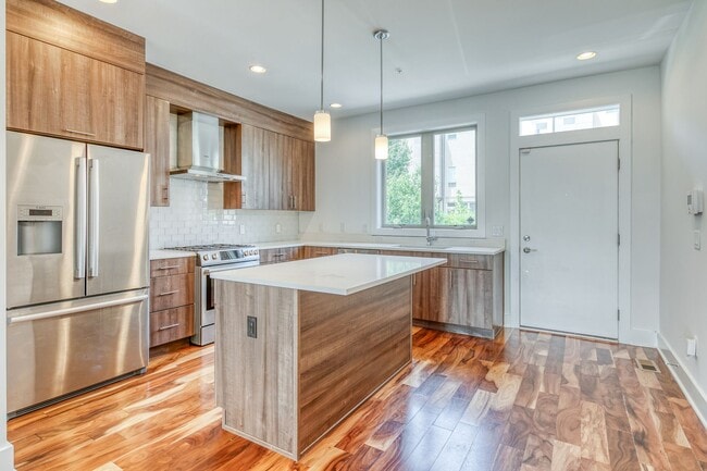 Building Photo - Queen Village Townhome with Parking