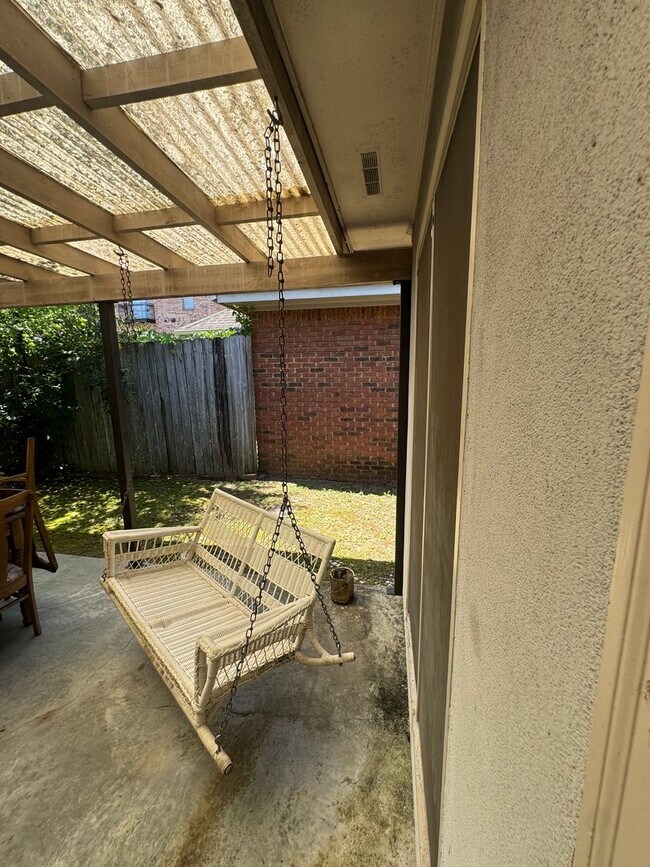 Building Photo - Lovely Cottage with Garden Courtyard