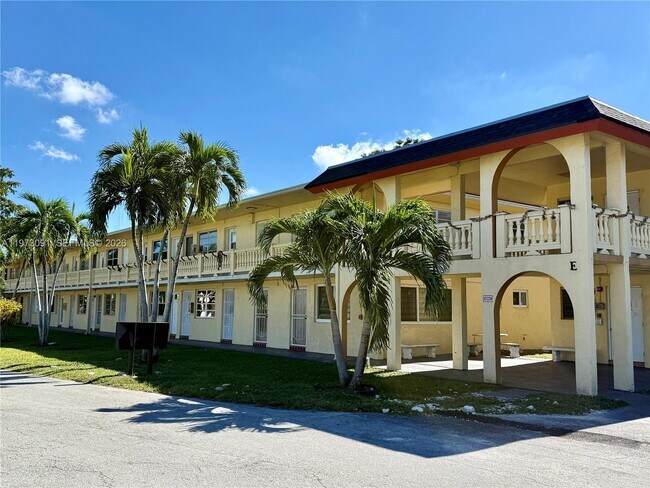 Building Photo - 160 NE 203rd Terrace