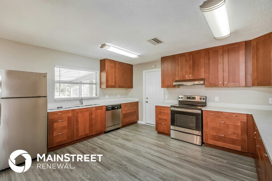 Building Photo - 2304 Leonard Dr