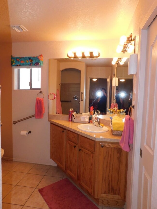 Building Photo - 3 BED 2 BATH IN ESTRELLA!