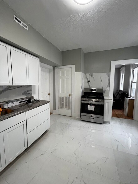 Building Photo - 11 Truman St