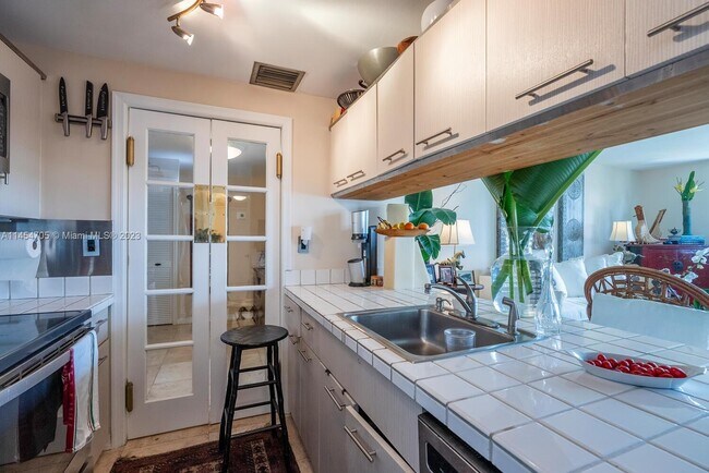 Building Photo - 1581 Brickell Ave