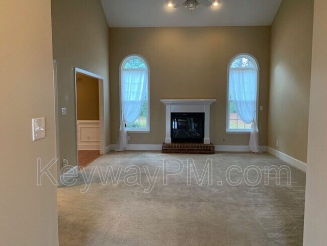 Building Photo - 4890 Somerset Dr