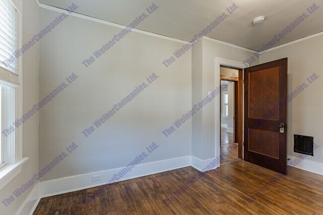 Building Photo - 606 W White St