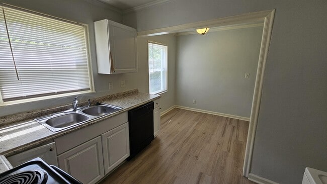 Building Photo - 900 Leigh Ave