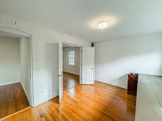 Building Photo - Stunning 4 Bed 3 Bath Tudor-style Brick Townhome In Desired Foxhall