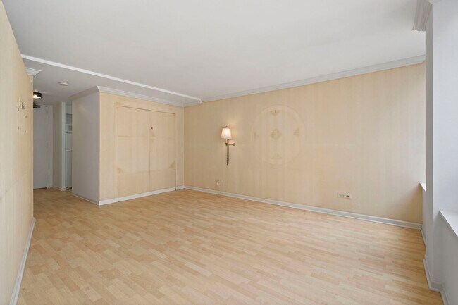 Building Photo - 233 E Erie St