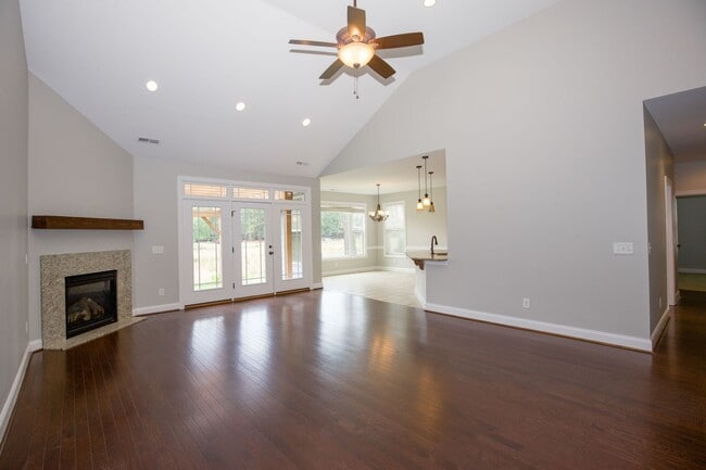 Building Photo - Woodlake Home