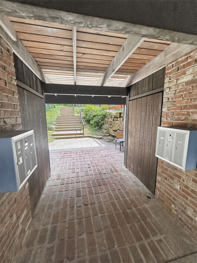 Building Photo - 1530 Barr Ave