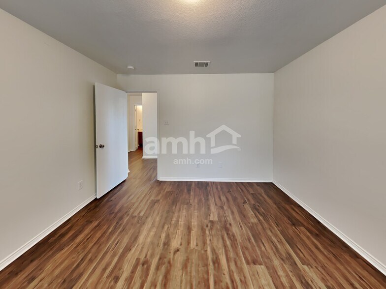 Building Photo - 2014 Kingsbridge Dr