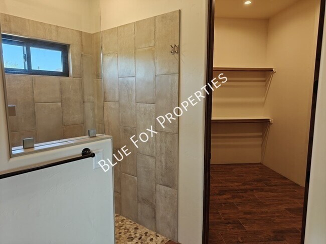 Building Photo - 13037 N Red Quail Pl