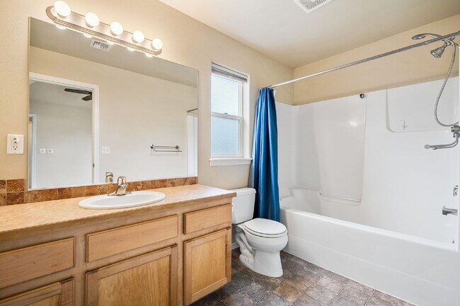 Building Photo - Spacious 3 Bed Home in Southeast Bend