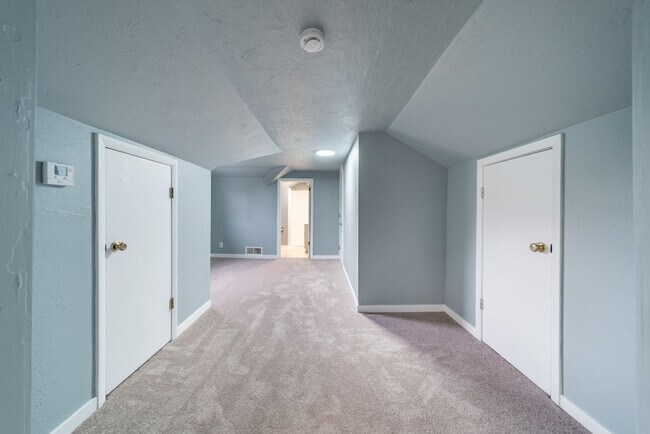 Building Photo - 409 Racine St