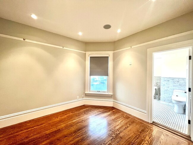 Building Photo - Welcome to North Beach! Premier 1 bed/ 2 B...