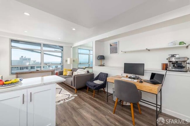 Building Photo - 403 Main St