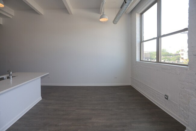 Building Photo - 932 W Dakin St