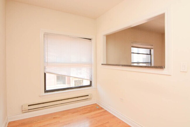 Building Photo - 824 W Waveland Ave