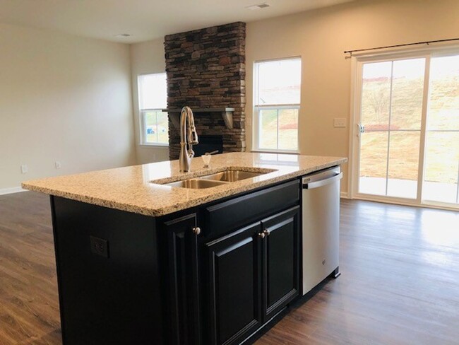 Building Photo - Like New - Single Story Living - 3 Bedroom...