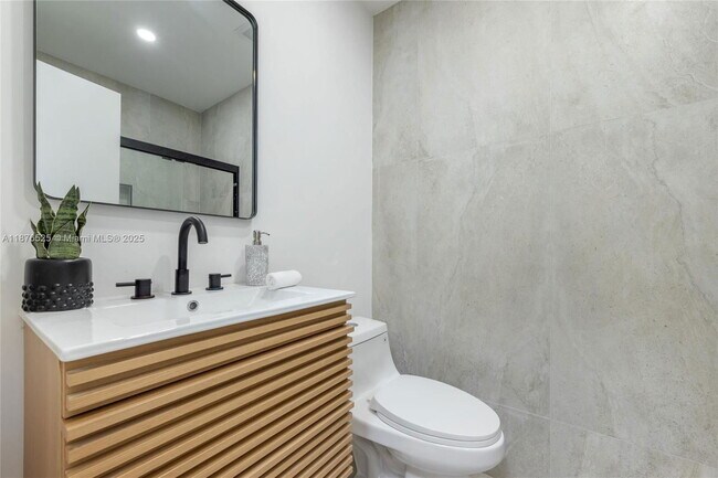 Building Photo - 1201 N 16th Ave