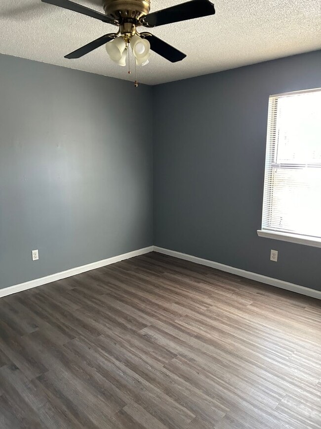 Building Photo - 3 bedroom, 2 bath home, with 2 car garage--For Rent. Near Camp Lejeune.