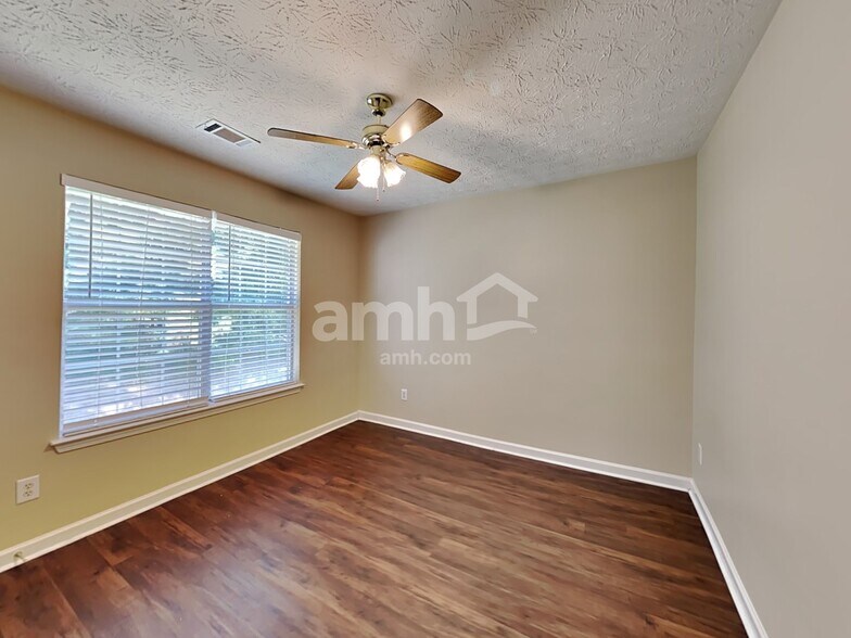 Building Photo - 1215 Wilkes Crest Dr