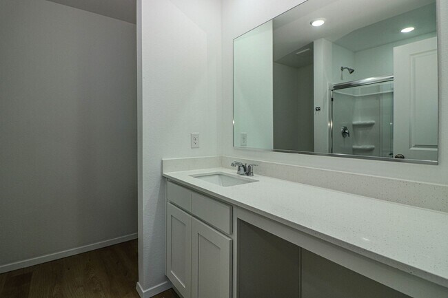 Building Photo - 3126 S 15th Pl