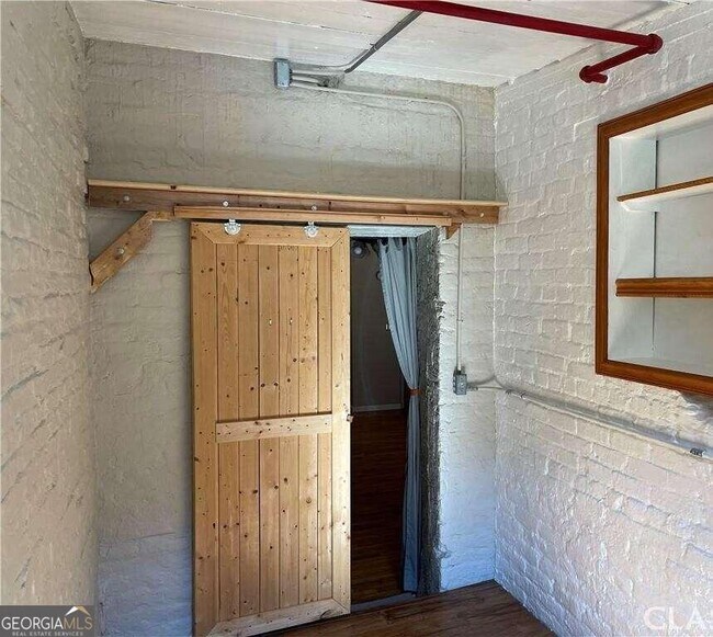Building Photo - 585 White