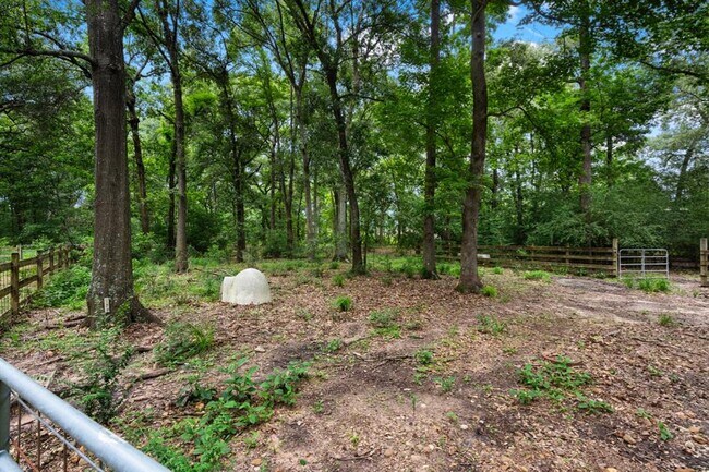 Building Photo - 900 Springwood Dr