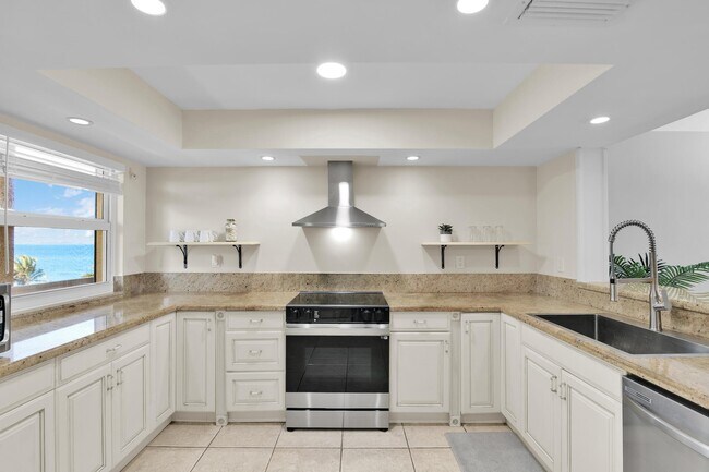 Building Photo - 1069 Hillsboro Mile