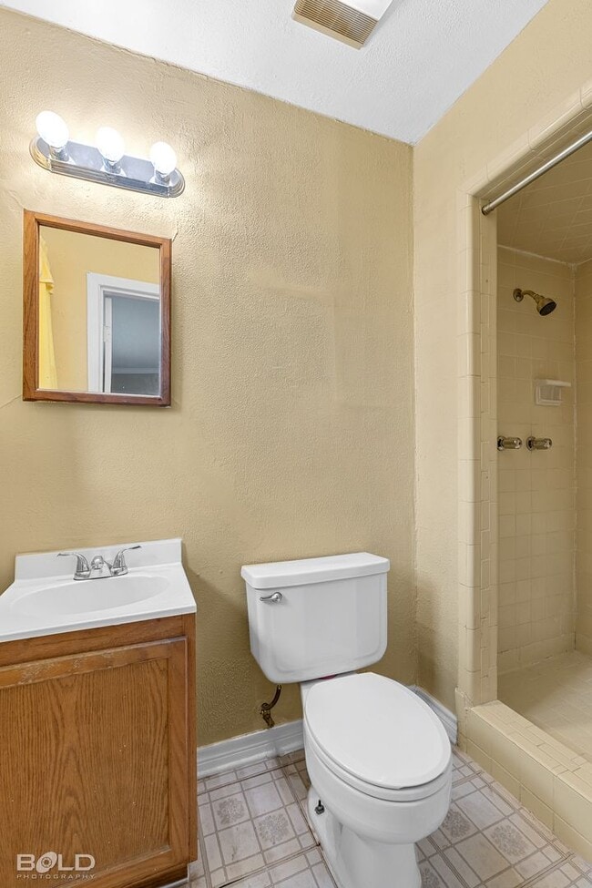 Building Photo - Check Out this 3 bed 2 bath!!