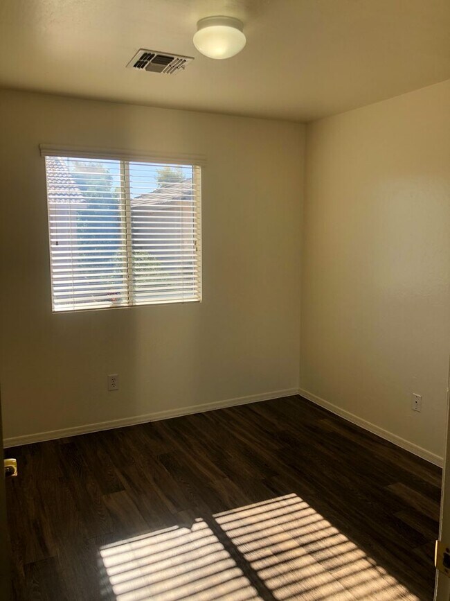 Building Photo - 3 bedroom 2.5 bath home - 2 car garage - S...