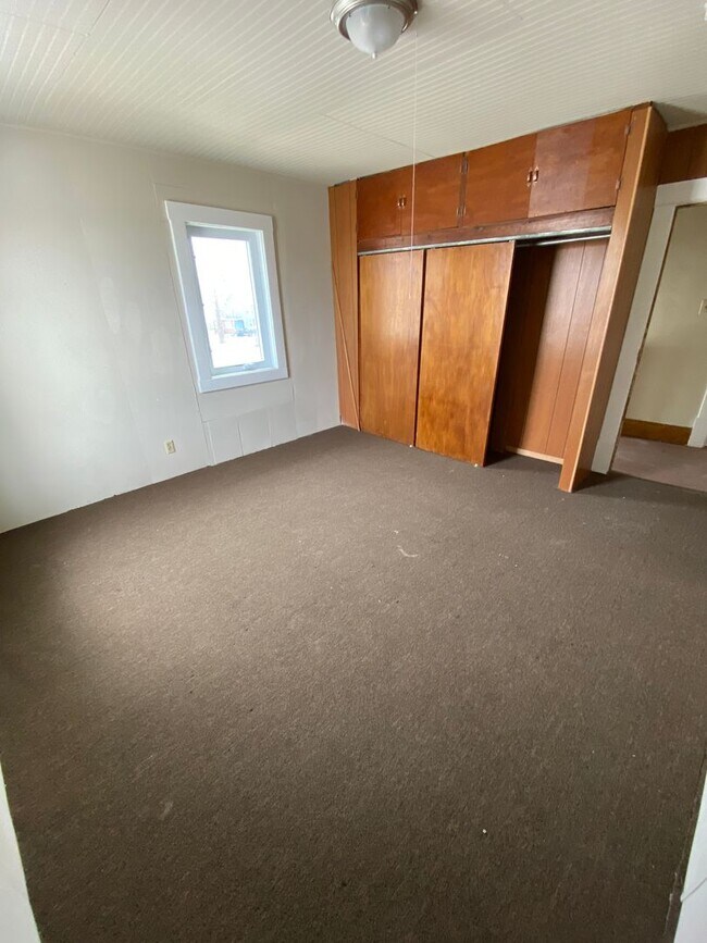 Building Photo - Spacious Home Available Now!