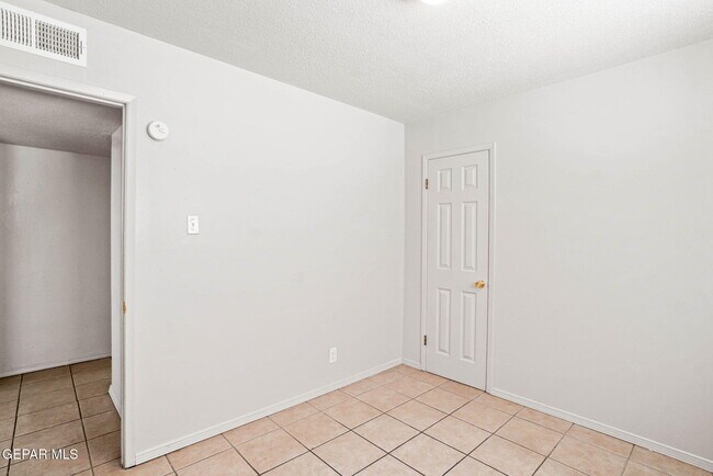 Building Photo - 4908 Royal Dr