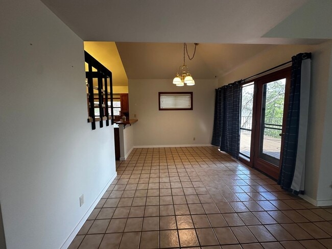 Building Photo - Spacious 4 bedroom, 3 bathroom home