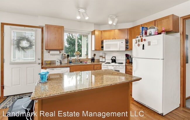 Building Photo - 611-631 Paloma Ln