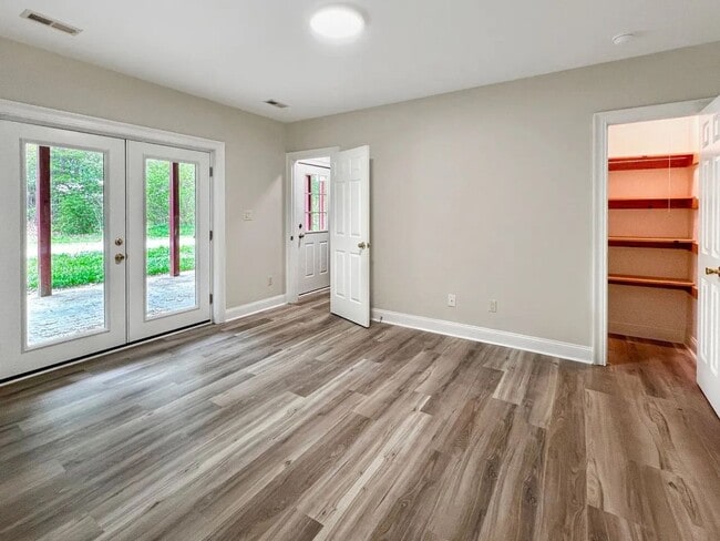 Building Photo - Secluded Near West End 5 bedroom