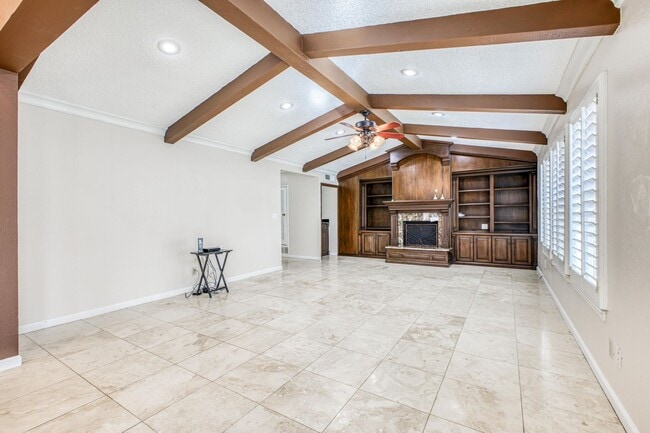 Building Photo - Beautiful House with 4 bed - 2 baths - office & covered big Jacuzzi