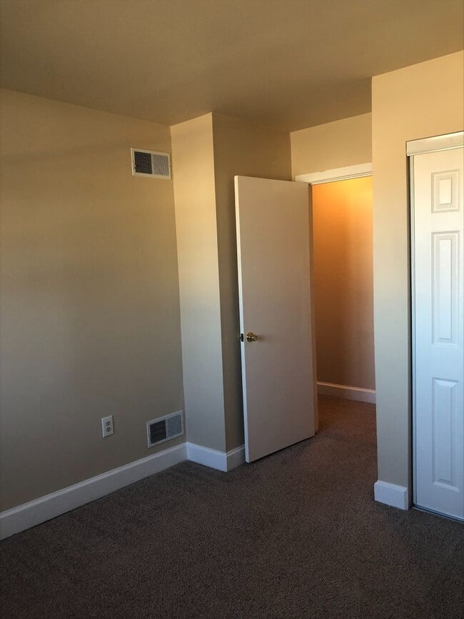 Building Photo - 811-4 N VAN BUREN St. Apt 4