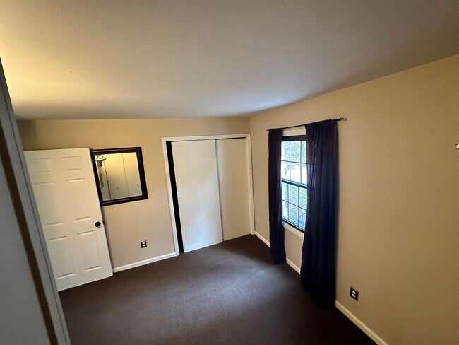 Building Photo - 658 Carriage Cir