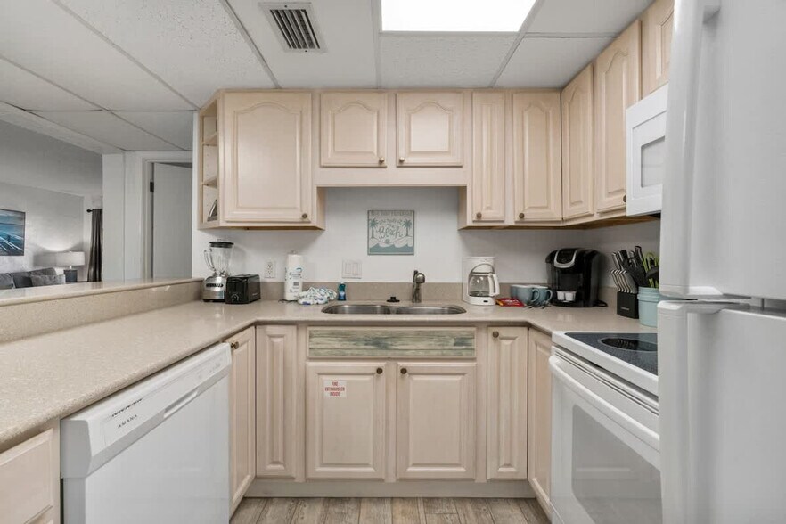 Building Photo - 8727 Thomas Dr