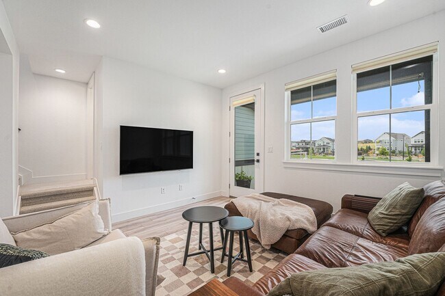 Building Photo - Stylish Town Home In Desirable Thornton Ne...