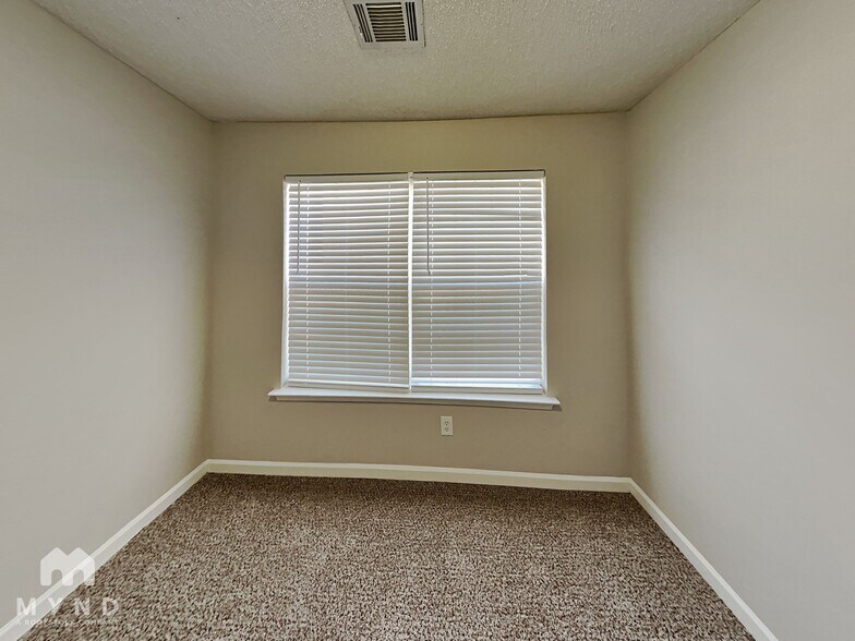Building Photo - 6332 Hickory Ln Cir