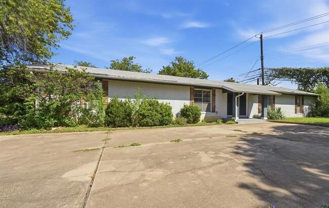 Building Photo - 2712 St Edwards Cir