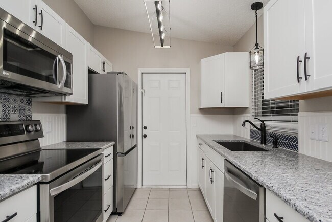Building Photo - 204 Lily Pad Ln