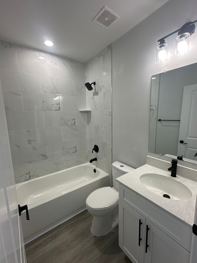 Building Photo - 6918-6920 Dickinson Dr